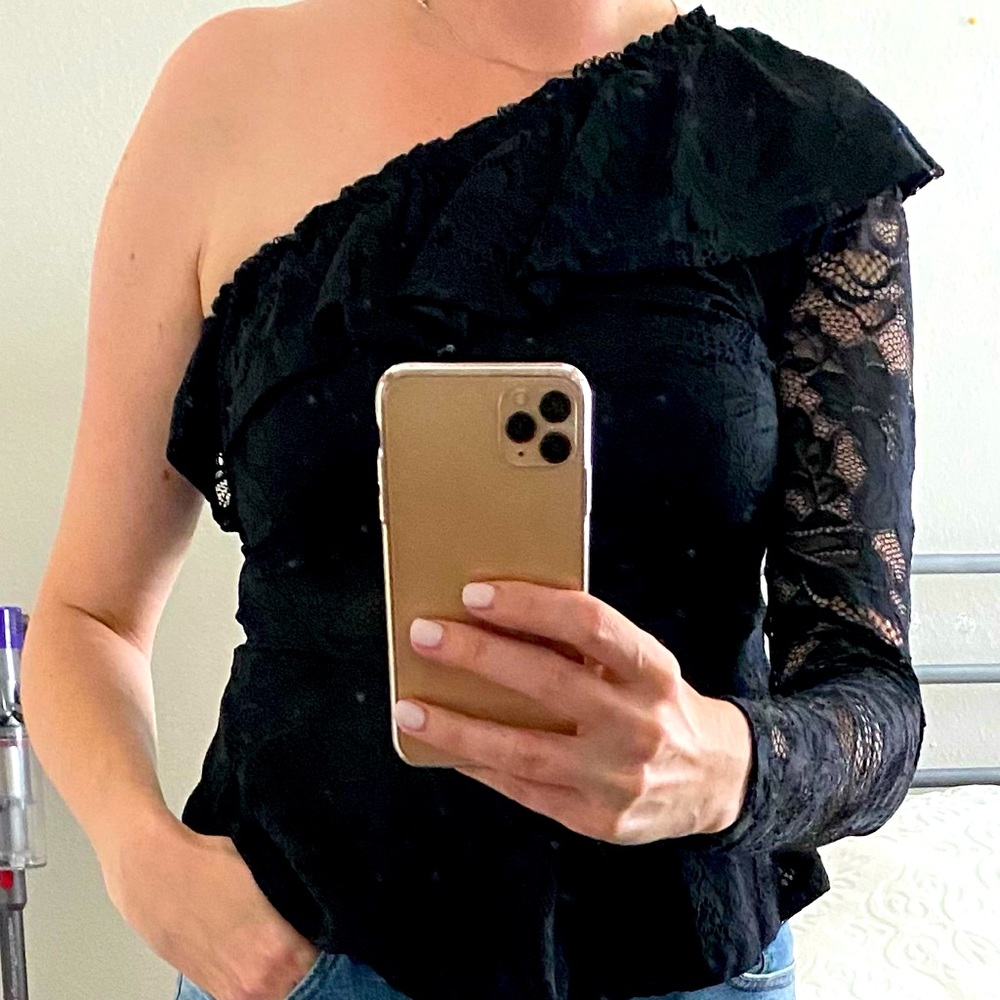 Elegant one shoulder top!